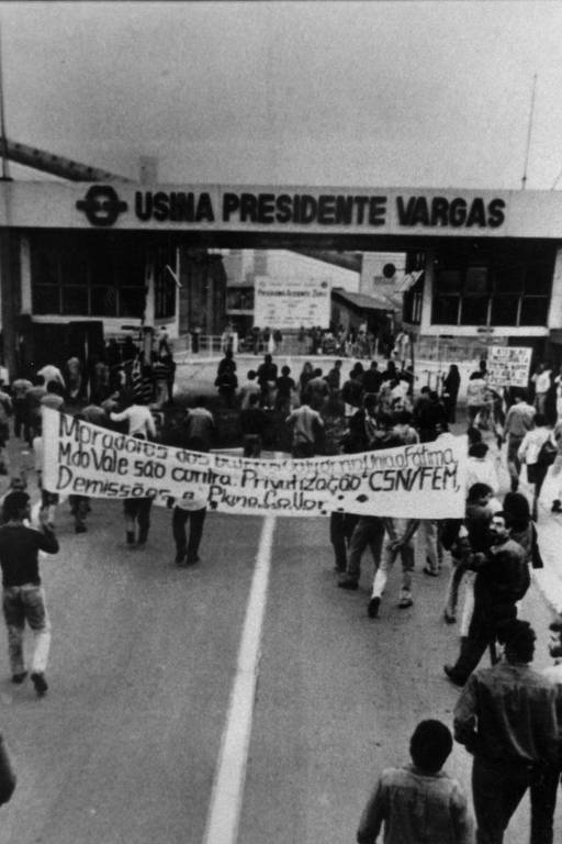 Em 1990, manifestantes com faixa protestam contra a privatização da antiga estatal