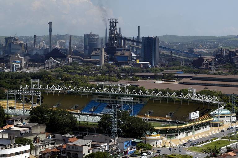 Nesta foto de 2005, é possível ver a vista aérea do estádio Raulino de Freitas, em Volta Redonda (RJ). O estádio foi constrúido graças à CSN, que pode ser vista ao fundo