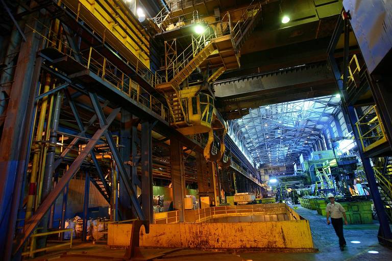 Aqui, a aciaria da CSN, onde é feita a transformação de ferro líquido em aço líquido. Foto tirada em 2006