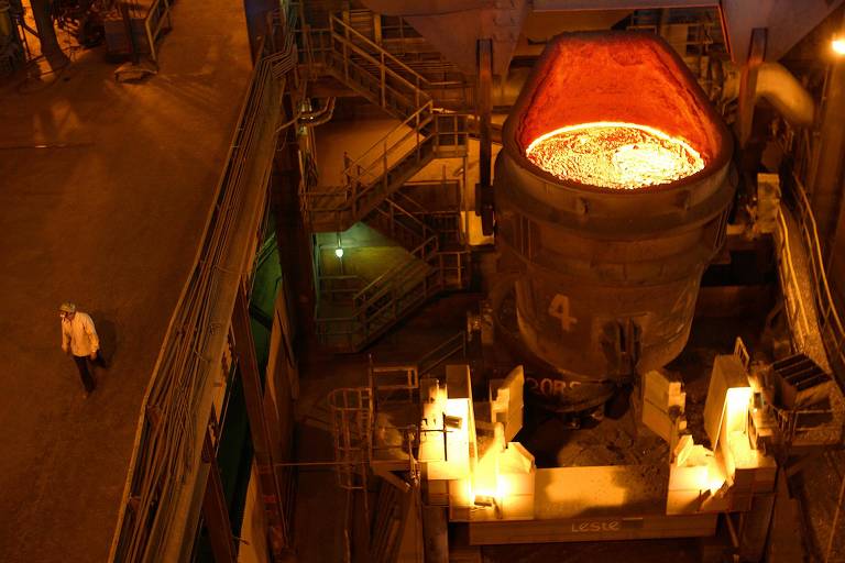 Aciaria da CSN, onde é feita a transformação de ferro líquido em aço líquido