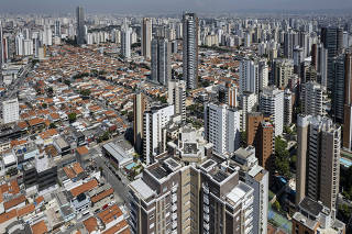 Prédios e casas no bairro do Tatuapé, em São Paulo