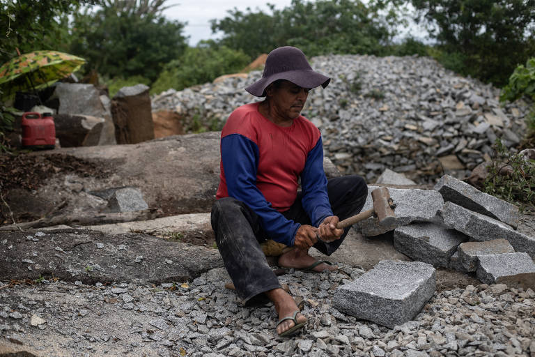 José de Souza, 50, quebra pedras para fazer paralelepípedos na cidade de Coronel João Sá, no estado da Bahia