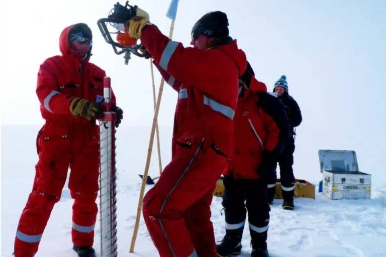 Cientistas perfurando amostras de gelo na Antártida para ver até onde a contaminação por PFAS chegou