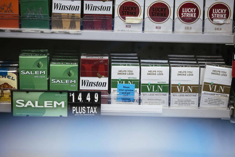 Cigarros de baixa nicotina são vendidos em Chicago (EUA); milhões de fumantes podem ser forçados a enfrentar a abstinência de nicotina se a FDA aprovar a drástica restrição da droga nos cigarros