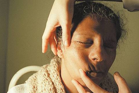 ORG XMIT: 015401_0.tif Paciente com paralisia facial recebe atendimento na Unifesp, em SP. (São Paulo, SP, 20.06.2002. Foto de Mauricio Piffer/Folhapress. Negativo 200207038)