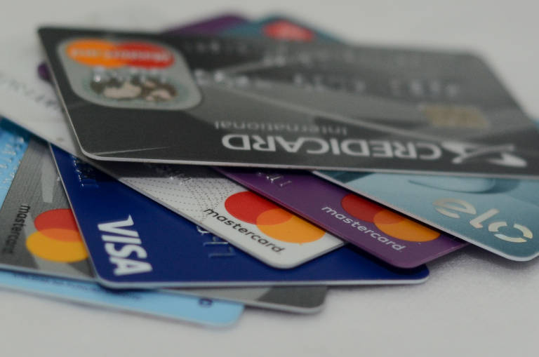 No rotativo do cartão de crédito, o aumento da Selic acumula cobrança de juros de 381,79% no ano, segundo a Anefac