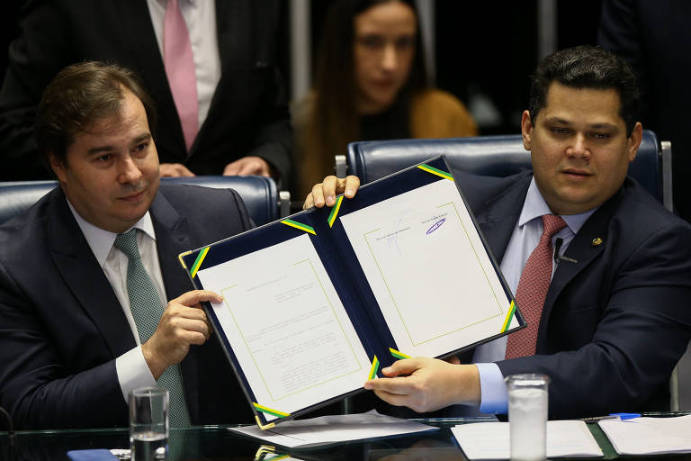 Os presidentes da câmara e do senado, deputado Rodrigo Maia (DEM-RJ) e senador Davi Alcolumbre (DEM-AP), durante sessão solene para a promulgação da PEC da Reforma da Previdência, no plenário do senado.