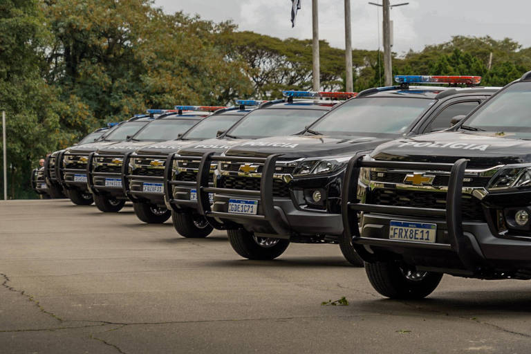Carros utilizados pela Polícia Civil estão perfilados no Palácio do Governo