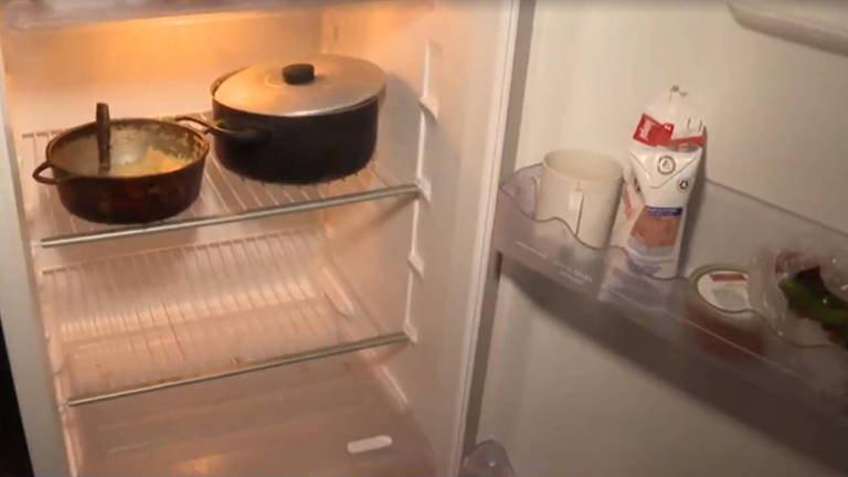 Menino mostra a geladeira de sua casa, vazia, após ligar para a PM pedindo comida
