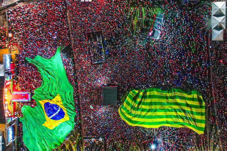 Ato de Lula tem pai-nosso e bandeira do Brasil em dia de Bolsonaro com evangélicos