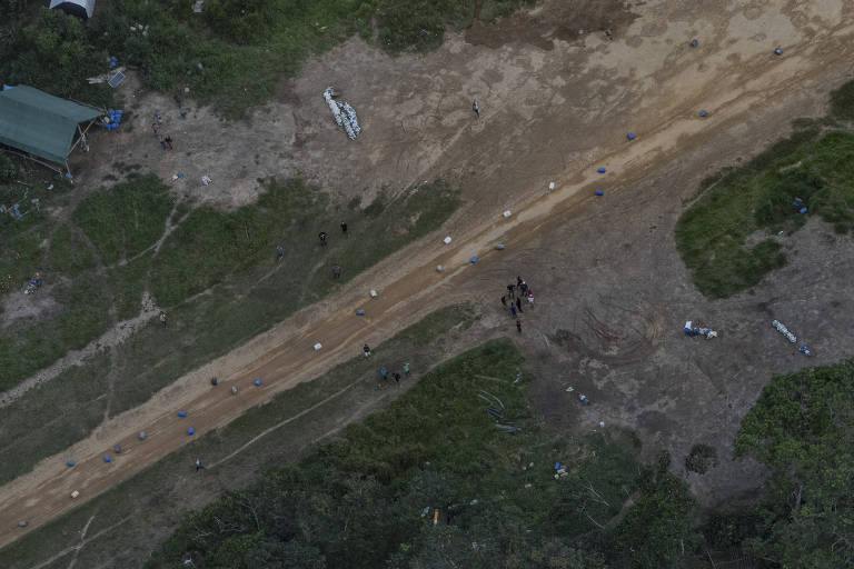 Pista de pouso em terra yanomami é coberta com tambores de combustível para evitar a aterrissagem de aeronaves de fiscalização da Polícia Federal e do Ibama