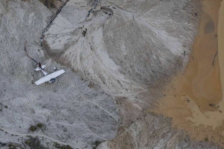 Avião quebrado, que era usado no transporte de minérios, é visto em área de mineração ilegal na terra yanomami de Roraima