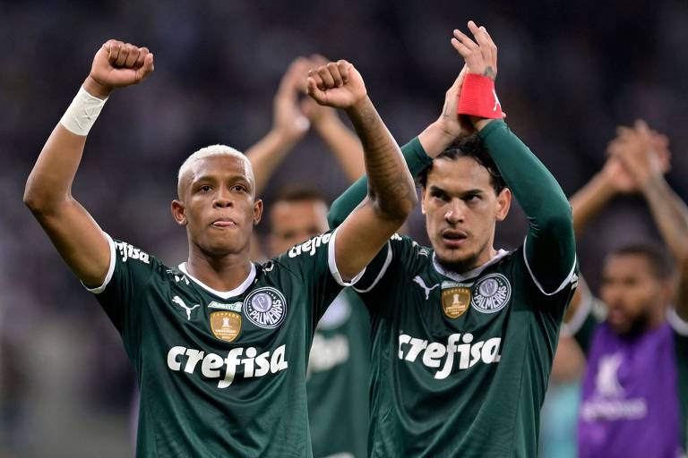 Danilo e Gustavo Gómez comemoram empate do Palmeiras contra o Atlético-MG