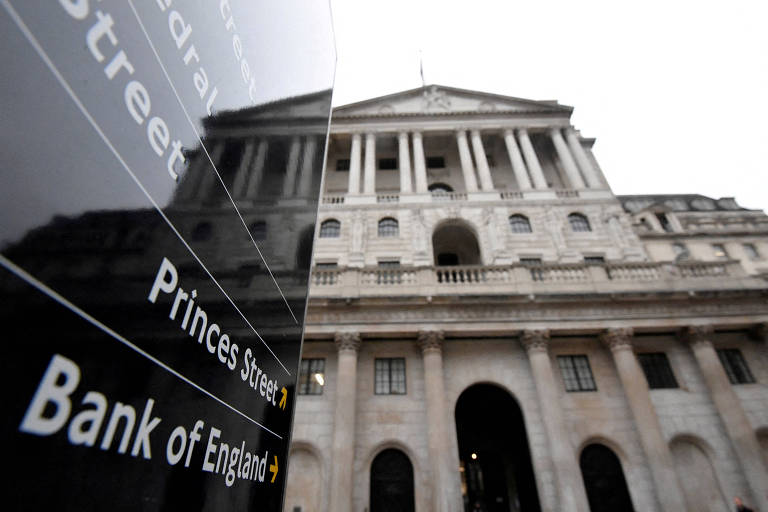 Imagem mostra prédio do Banco da Inglaterra (BoE). É uma construção antiga e clássica de poucos andares.Na frente, há uma placa preta apontando a direção do banco e da Princes Street.