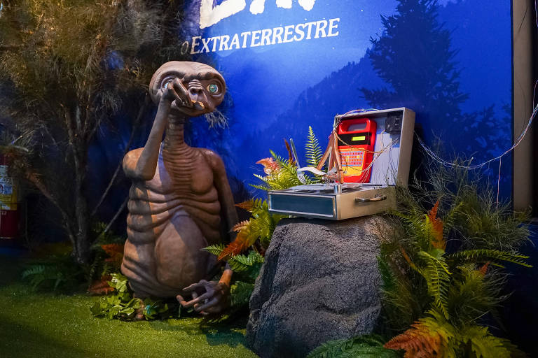Réplica do extraterrestre do filme 'E.T. O Extraterrestre', de Steven Spielberg, em exposição no shopping Pátio Higienópolis
