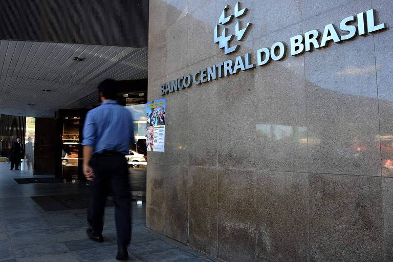 Pedestre diante da sede do Banco Central do Brasil, em Brasília 