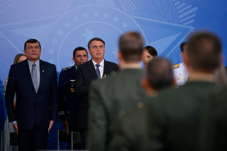 O presidente Jair Bolsonaro, acompanhado da primeira-dama, Michelle Bolsonaro, e do ministro da Defesa, General Paulo Sérgio Nogueira, durante cerimônia de cumprimento aos militares recém promovidos, no Palácio do Planalto, em Brasília