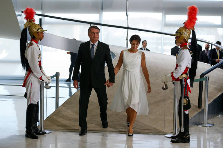 Bolsonaro, acompanhado de sua esposa, Michelle Bolsonaro, durante cerimônia de cumprimento aos militares recém promovidos, no Palácio do Planalto, em Brasília