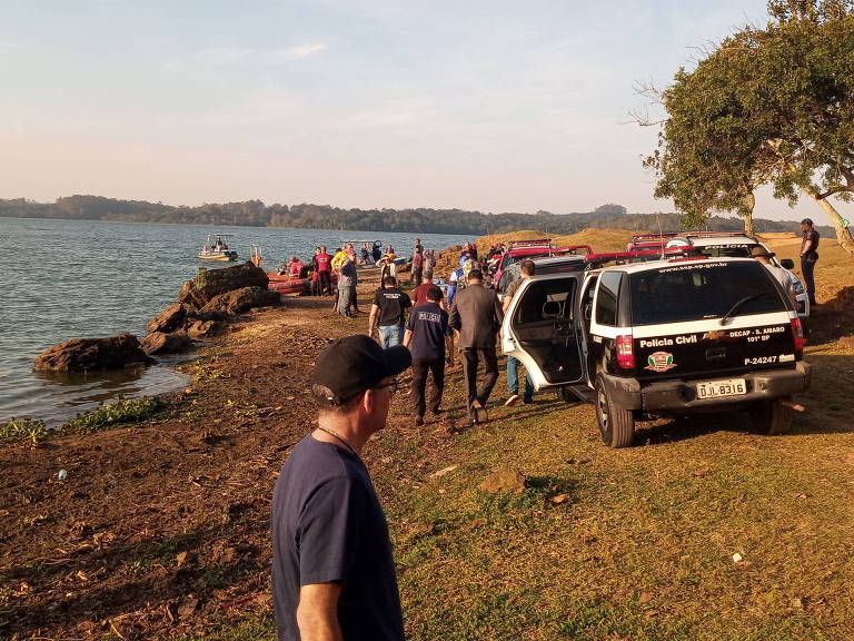 Casais que estavam no barco no momento do acidente foram levados pela polícia até a represa Billings nesta quinta-feira (4)