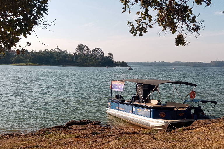 Barco usado pelo ambientalista Adolfo de Souza Duarte para levar o casal de turistas ao passeio na represa Billings, na noite de segunda (1º), quando ele caiu e desapareceu