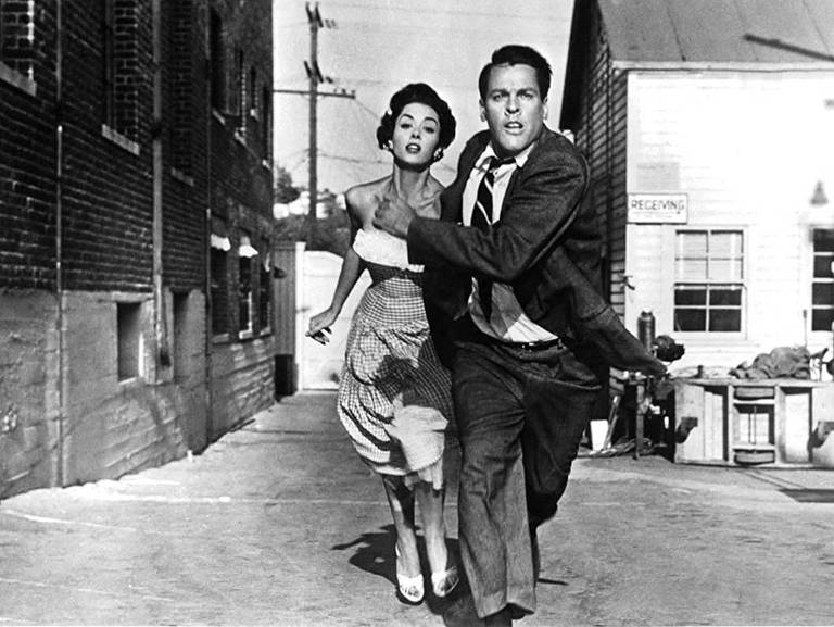 Dana Wynter e Kevin McCarthy em cena do filme 'Vampiros de Almas' (1956), de Don Siegel