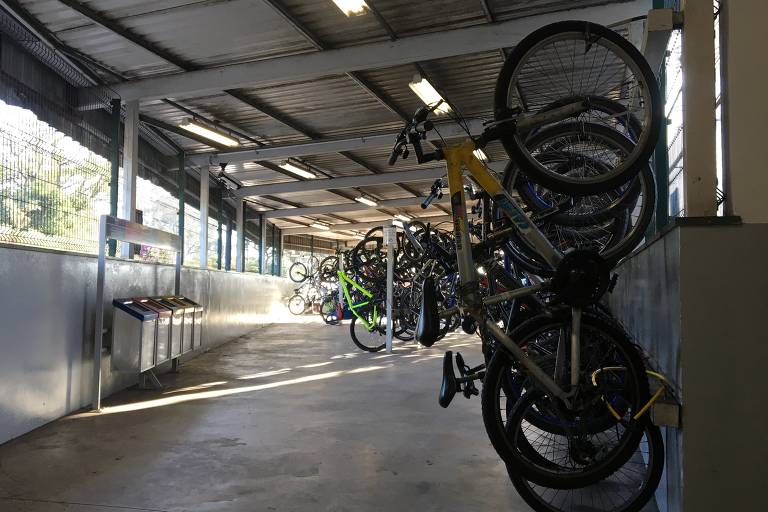 Bicicletário da estação Grajaú da Linha 9-Esmeralda da CPTM tem espaço para 178 bicicletas; segundo a Via Mobilidade, que administra o local, em média 72 pessoas utilizaram o local diariamente entre janeiro e junho deste ano.
