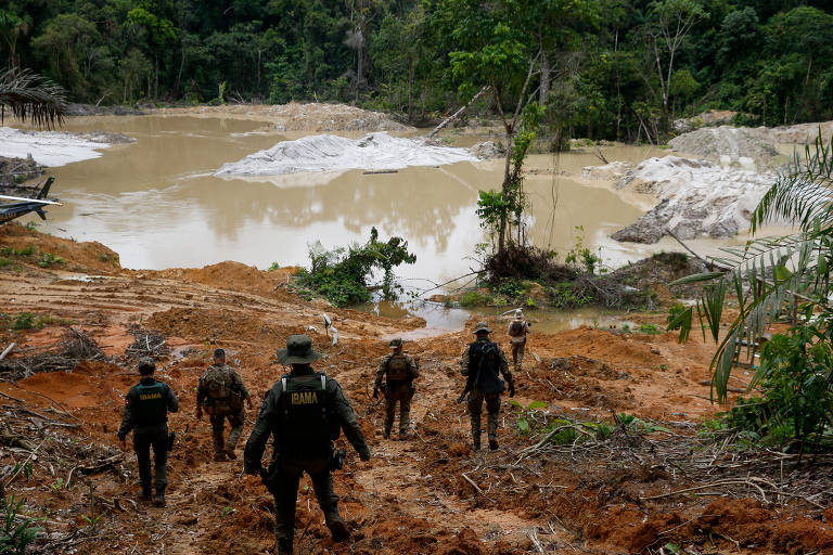Policiais federais e servidores do Ibama atuam em garimpos ilegais na região do rio Crepori, afluente do rio Tapajós, no município de Jacareacanga, no Pará, estado brasileiro que mais desmatou a Amazônia. A ação policial era parte da Operação Caribe Amazônico, nas proximidades da terra indígena Munduruku.