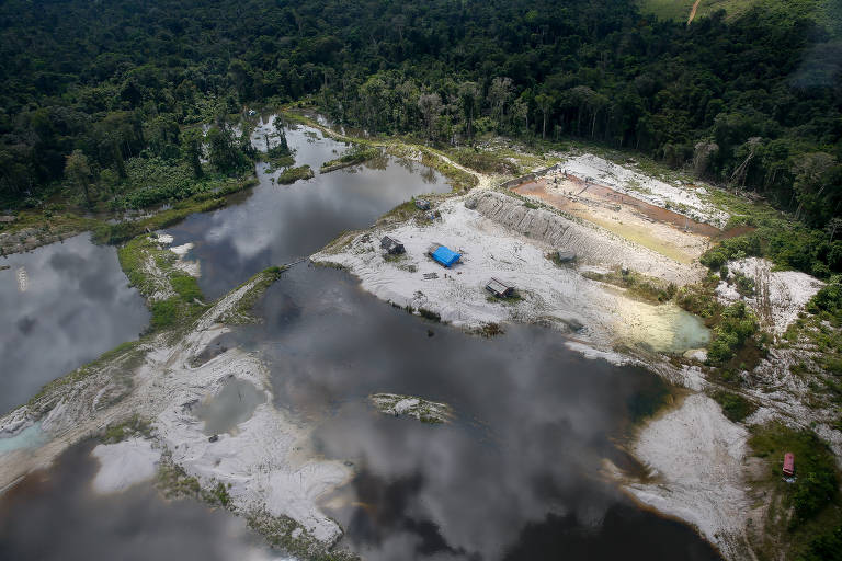 Policiais federais e servidores do Ibama atuam em garimpos ilegais na região do rio Crepori, afluente do rio Tapajós, no município de Jacareacanga, no Pará, estado brasileiro que mais desmatou a Amazônia. A ação policial era parte da Operação Caribe Amazônico, nas proximidades da terra indígena Munduruku.