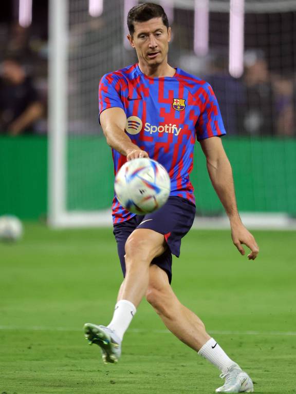 O polonês Lewandowski, do Barcelona, chuta com a perna esquerda a bola no aquecimento para amistoso contra o Real Madrid em Las Vegas