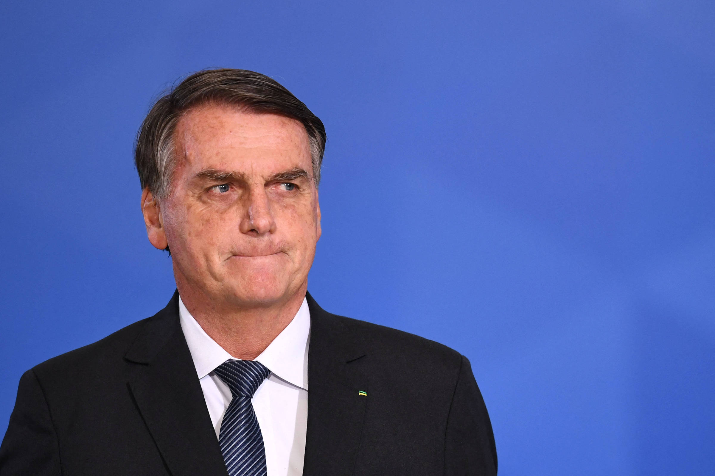 Bolsonaro entrega plano de governo sem propostas concretas para a economia