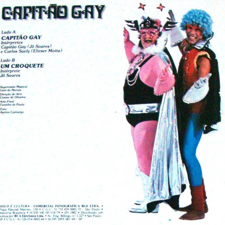 Contracapa de disco mostra dois homens fantasiados de super-heróis gays