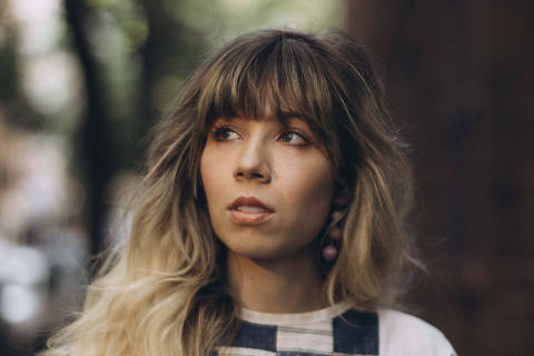 Jennette McCurdy in New York, June 20, 2022. In her memoir, ?I?m Glad My Mom Died,? McCurdy, best known for her role in?iCarly,? reflects on her time as a child actor and on her troubled relationship with her mother. (Ahmed Gaber/The New York Times) ORG XMIT: XNYT94