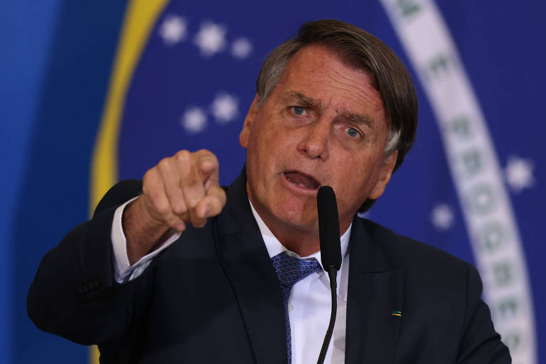 De dedo em riste, com a bandeira do Brasil ao fundo, o presidente Jair Bolsonaro (PL) em cerimônia no Palácio do Planalto na qual fez duras críticas ao STF