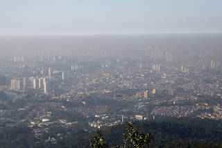 Poluicao e ar seco em Sao Paulo aumenta com falta de chuvas: Vista da cidade de Sao Paulo do Pico do Jaragua as 8h38 da manha