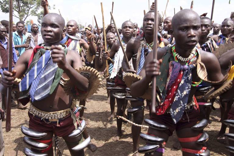 Membros da nação Bamasaba, de origem banto, dançam em cerimônia de circuncisão em Uganda