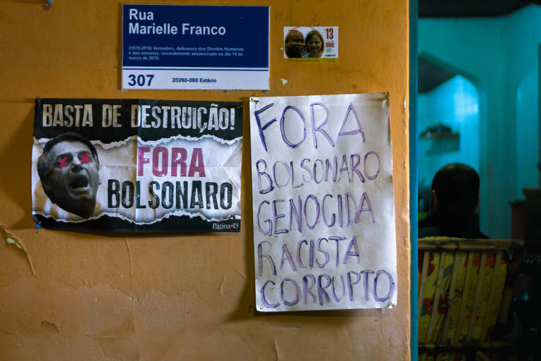 Cartazes contra Bolsonaro em Eldorado, na fachada da casa da ambientalista Ivy Wiens, 44, filiada ao PT