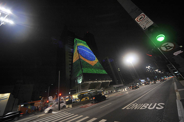 Sede da Fiesp na Avenida Paulista com a projeção da bandeira do