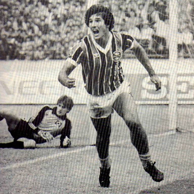 Renato Gaúcho vibra em partida do Grêmio em 1983; atrás dele, goleiro caído no gramado