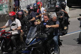 Bolsonaro participa de motociata no Recife