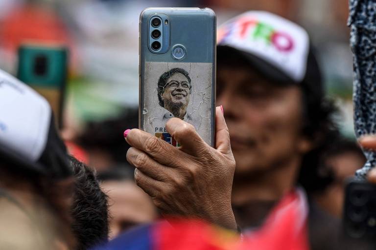Petro leva esquerda ao poder na Colômbia sob desafio de expectativas em alta