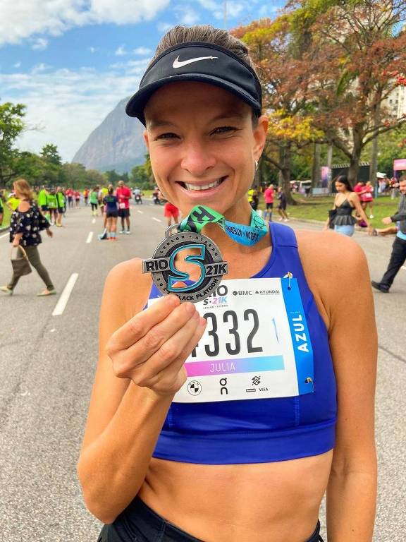 Influenciadora digital Julia Sette exibe medalha após completar a Meia Maratona do Rio