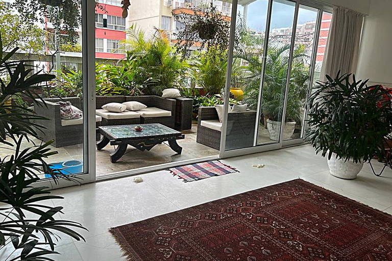 vista de apartamento com sacada e plantas
