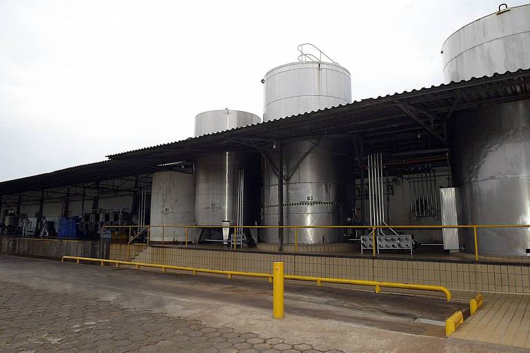 Pátio da Copervale, que teve tanques de leite lacrados em 2007 pela Polícia Federal para análise