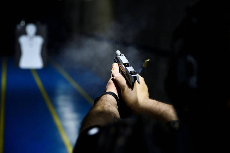 Praticante dispara arma em clube de tiro, em São Paulo (SP)