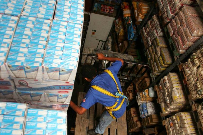 Caixas de leite de marca à época pertencente à Copervale devolvidas em supermercado de Uberaba