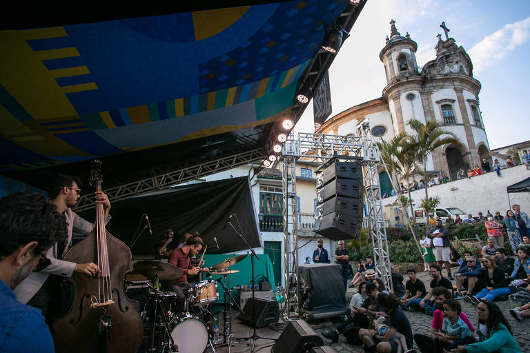 Público assiste a show do festival Tudo É Jazz, no Largo do Rosário em Ouro Preto