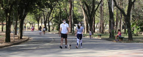 Pessoas caminhando no parque Ibirapuera, que abre no dia do Natal