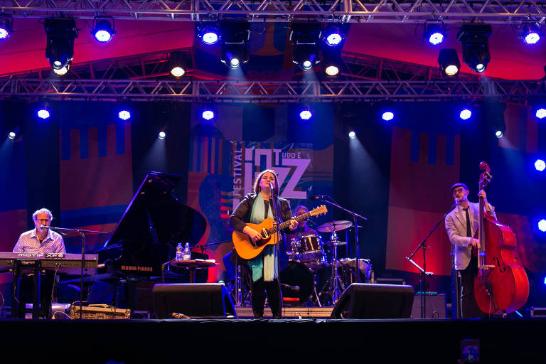 A americana Madeleine Peyroux se apresenta no festival Tudo É Jazz, na Praça Tiradentes em Ouro Preto