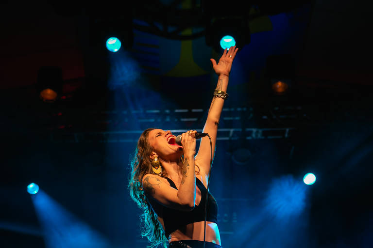 Ana Cañas canta Belchior no festival Tudo É Jazz, em palco na Praça Tiradentes em Ouro Preto