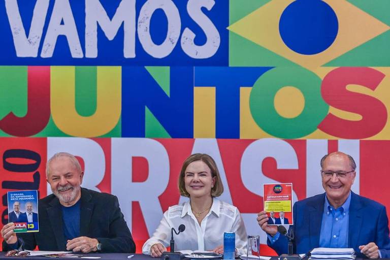 Equipe de Lula ameniza vermelho e inclui azul e amarelo em peças de campanha